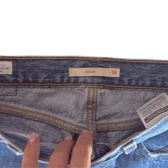 Levi's Like New Wedgie Button Fly Straight Leg Jeans with Raw Hem Size 26 - Picture 5 of 6